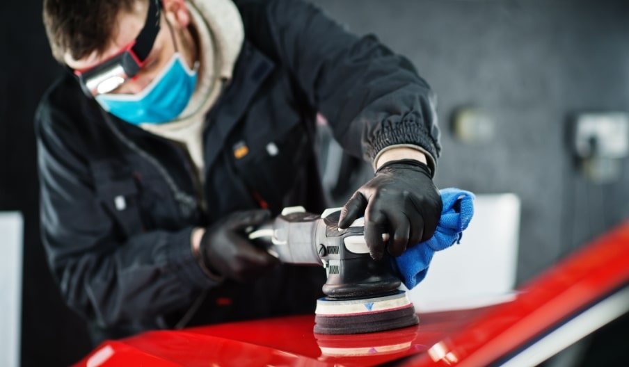 Poncer la peinture avant de vernir une carrosserie